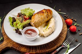 Картопляне пюре з курячою котлетою