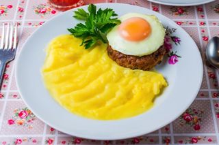 Бифштекс с яйцом