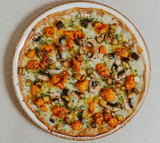 Pizza Pollo, berenjena y miel