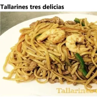 -26-Tallarines Fritos Con Tres Delicias