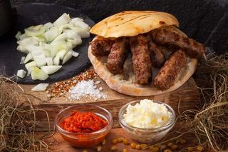 Veliki ćevapi u lepinji s pomfritom