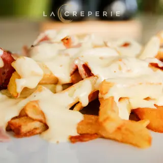 Cartofi prăjiți cu sos cheddar și bacon