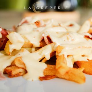 Cartofi prăjiți cu sos cheddar și bacon