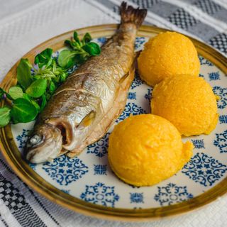 Pastrav la gratar cu mamaliguta&mujdei de usturoi 300g