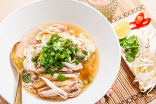 P1 Phở Gà - phở di pollo