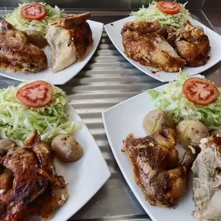 Plato Medio Pollo Con Patatas, Ensalada Y Refresco