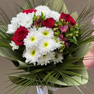 Buchet format din 4 trandafiri rosii, 2 alstromelia, 3 crizanteme, verdeata