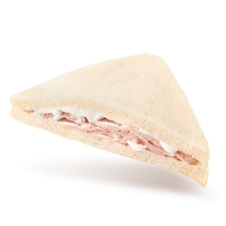 Tramezzino con prosciutto cotto, formaggio e maionese