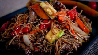 Noodles din orez cu pulpă de vită și legume