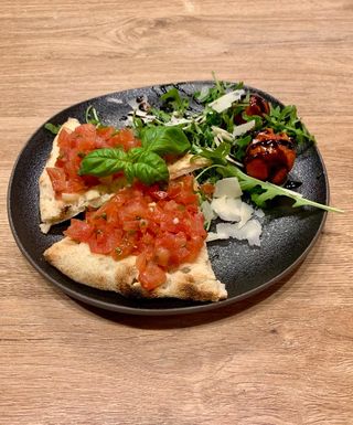 Bruschetta z pomidorami, czosnkiem i bazylią