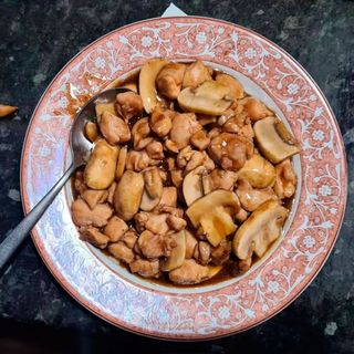 Pollo Con Champiñones