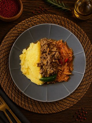 Varză călită și coaptă cu pulled pork