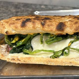 Salsiccia, friarielli e mozzarella