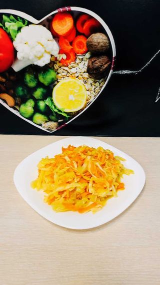 Салата зеле с морков и меден дресинг (100г)