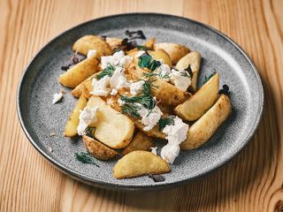 Картопля по селянськи з бринзою (200/50	g)