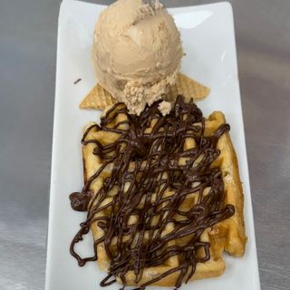 GOFRE CON BOLA DE HELADO