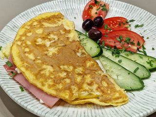 Омлет със сирене, кашкавал и шунка (300г)