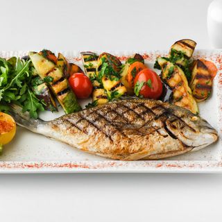 Дорада з овочами на мангалі