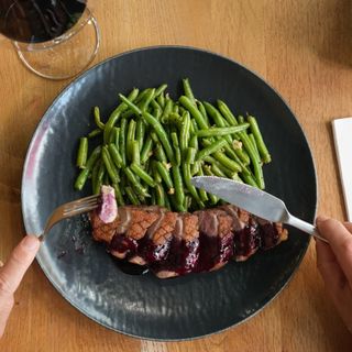Piept de rata cu sos de fructe de padure