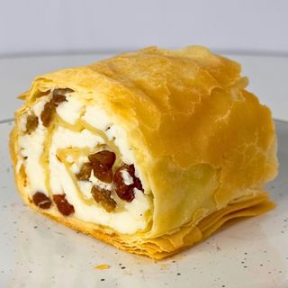 Штрудель творожний з родзинками