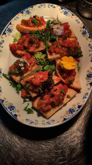 Bruschete cu roșii și busuioc