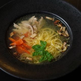 Бульйон курячий з білими грибами