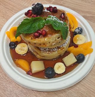 Pancakes z syropem klonowym i owocami