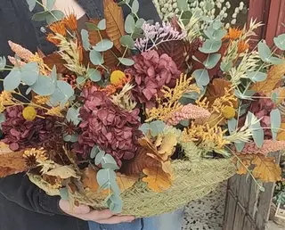 Capazo De Esparto Con Hortensias Preservadas