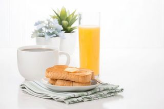 Combo 2: Café con leche, sándwich de miga  y zumo natural de naranja.