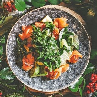 Салат со слабосоленым лососем и соусом юдзу