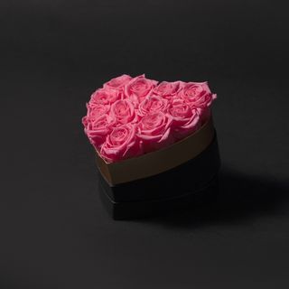 Caja corazón con rosas eternas rosas 8 aprx