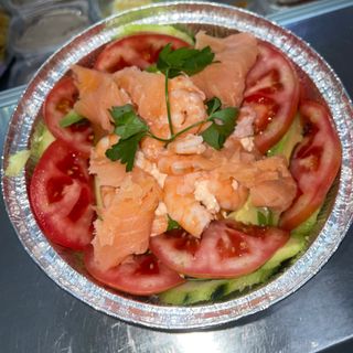 Ensalada De Aguacates Gambas y Salmón