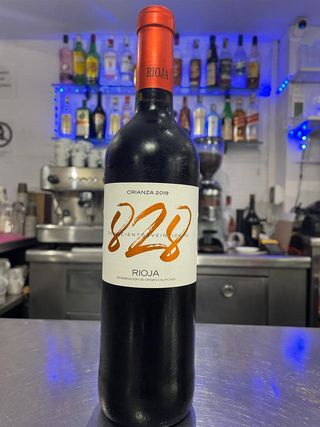 Botella de vino tinto (Rioja)75 cl 828 crianza