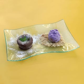 Coulant De Chocolate Con Helado De Violeta