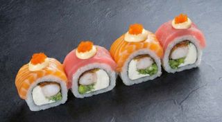 Роял-мікс рол з лососем та тунцем 1/2