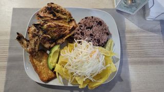 Pollo asado,tajadas de plátano, gallo pinto, aguacate y queso