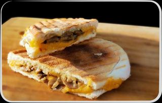 Sandwich cu Ciuperci și Cheddar