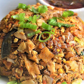 Fish piadina a pezzetti mescolata con verdura, uova e pesce