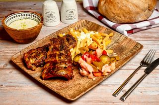 Coaste de purcel cu cartofi prăjiți și brânză