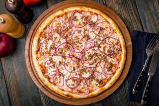 Pizza de atún mediana