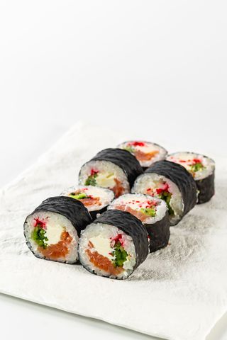 Футомакі з копченим лососем (230г)