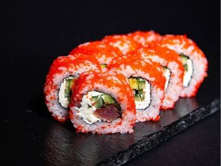 Каліфорнія з маринованим тунцем в ікрі (230g)