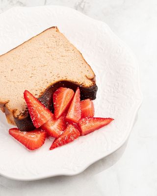 Сан Себастьян  клубника с молочным шоколадом	