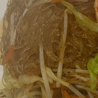 151. Spaghetti di soia con pollo e verdure