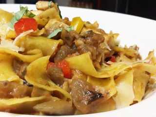 Pappardelle Con Pez Espada, Berenjena Y Pimiento