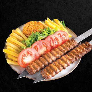Adana vita kebab la farfurie