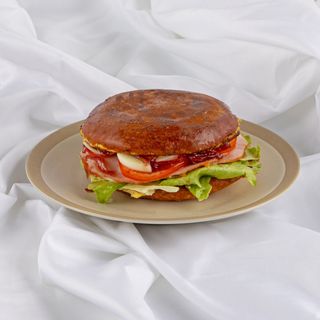 Тост з баликом та карамелізованою цибулею