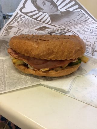 Хамбургер с пушено пуешко и кашкавал