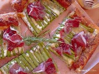 Torrada De Espàrrecs Verds Amb Pernil I Formatge