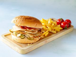 Trodupli pileći burger i pomfrit